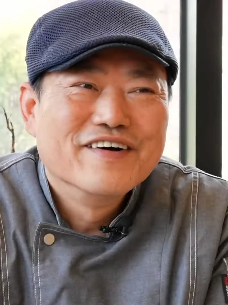창가에 앉아 웃고 있는 산아래메밀집 사장