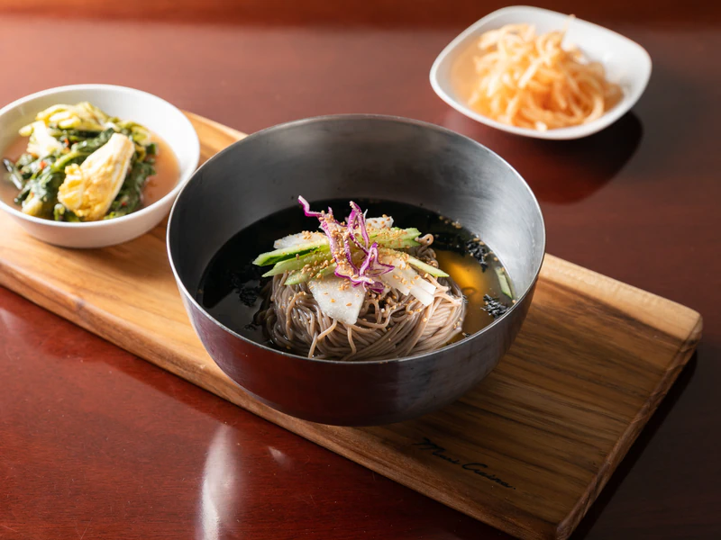 육수에 만 메밀면 위에 채소 고명을 올린 물막국수