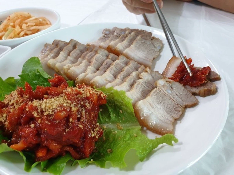 한 접시에 함께 담은 한돈수육과 코다리회
